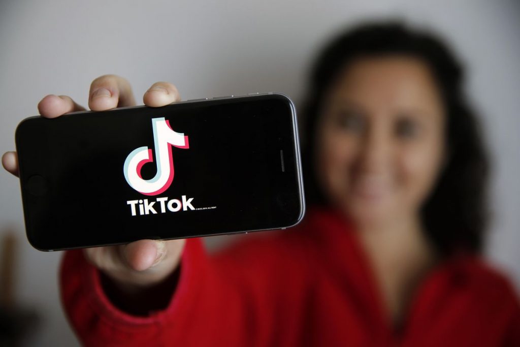 moça mostrando tiktok no celular