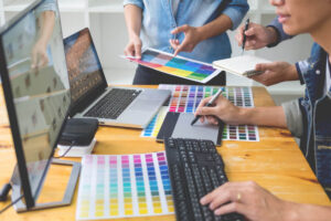 designer grafico com paleta de cores