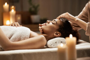 mais clientes para clínicas de massoterapia: mulher fazendo massagem