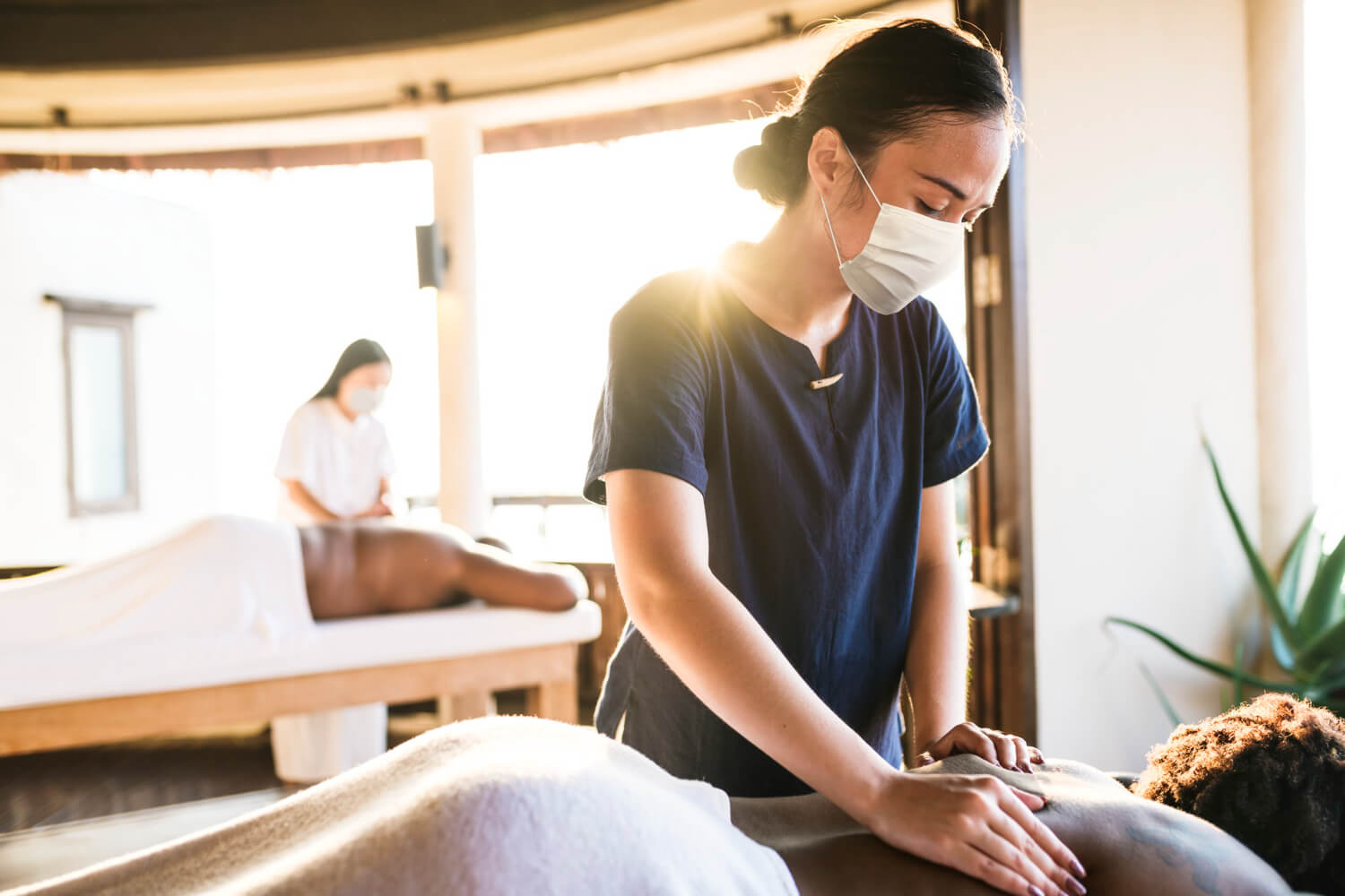 Tráfego Pago Para Clínicas de Massagens: terapeuta spa trabalhando