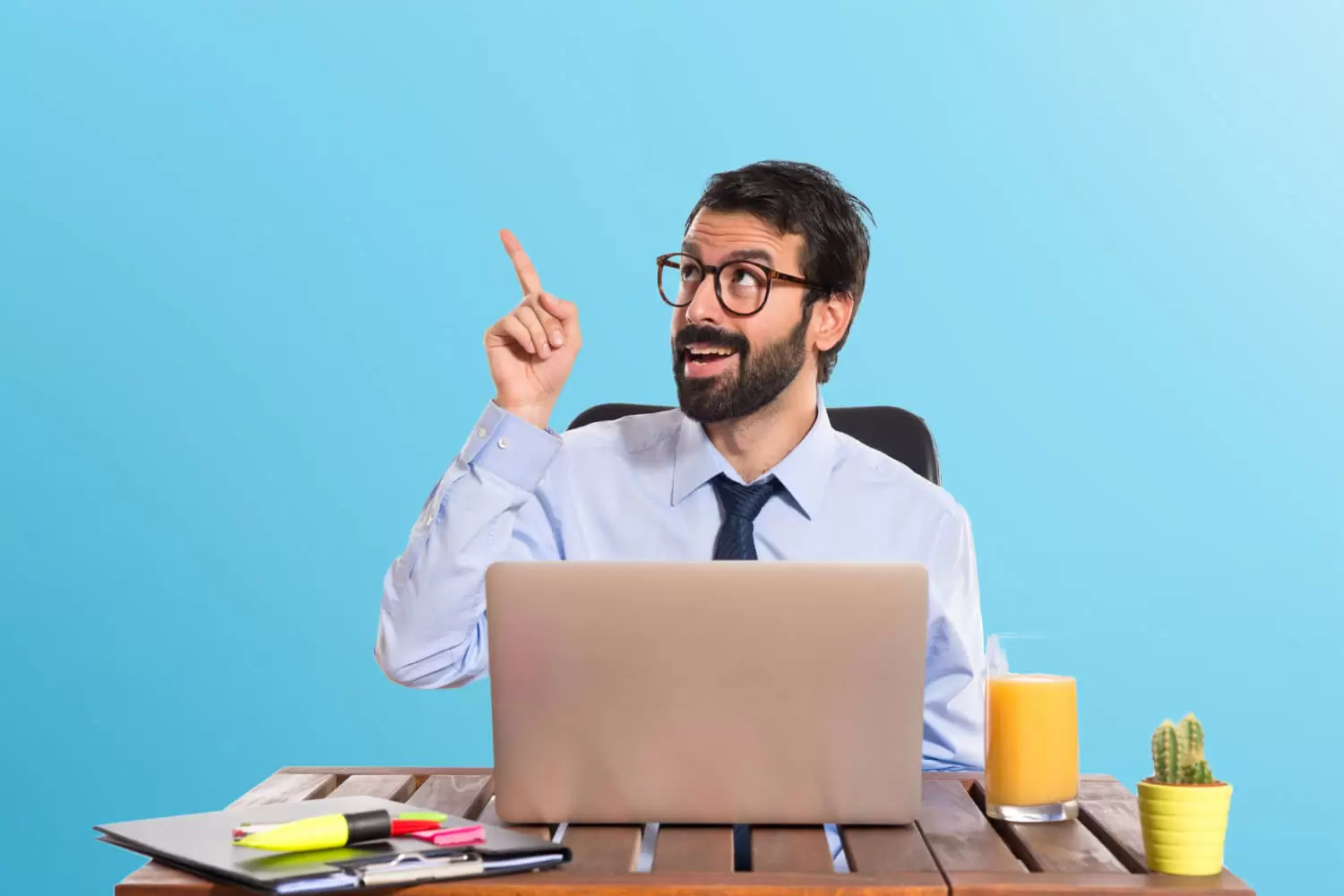 SEO para Sites Institucionais: homem apontando para cima